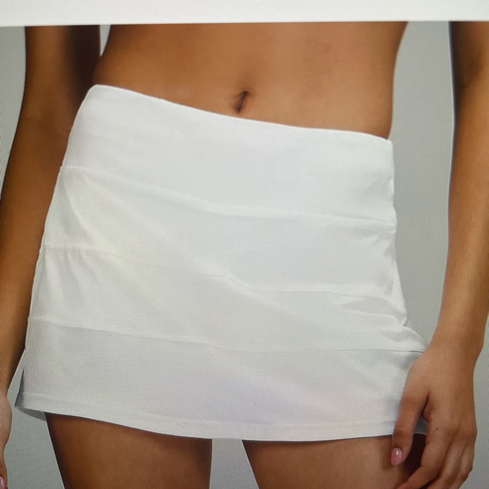 Lululemon Rival Pace skirt. Gently worn. Size 6.